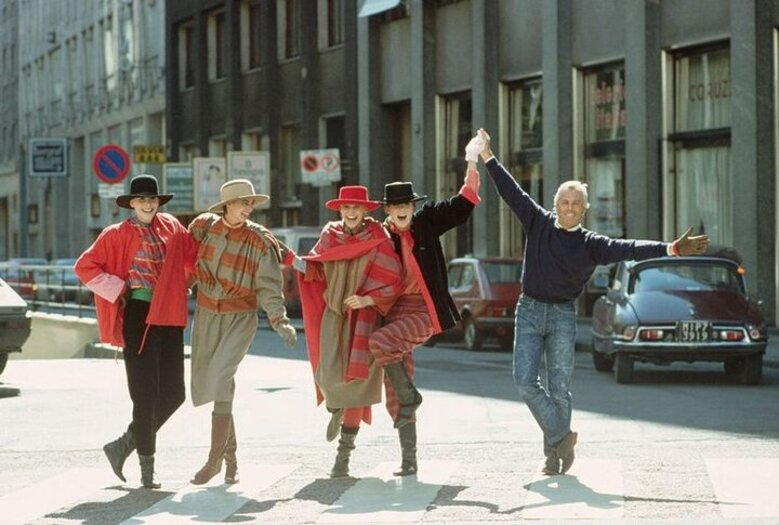 Джорджо Армани с моделями на улицах Милана, 1980-е