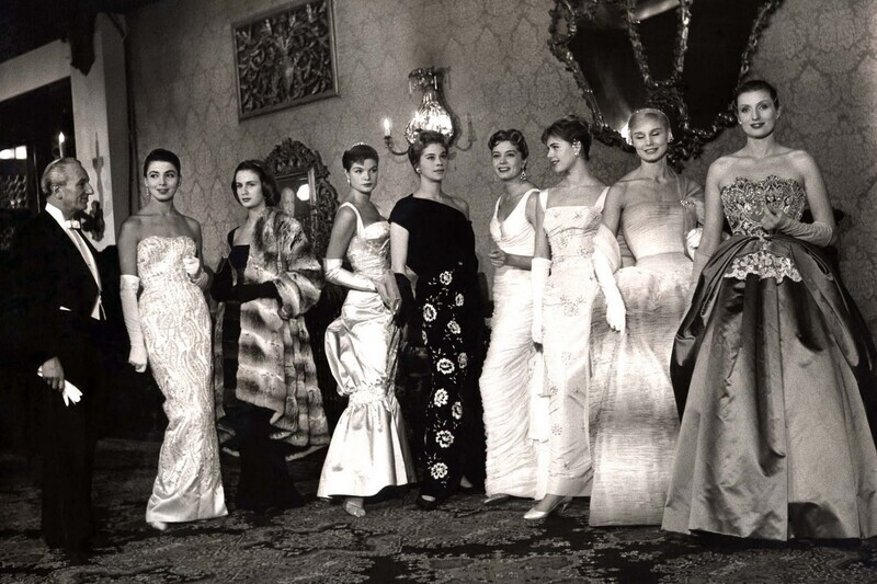 Джованни Баттиста Джорджини с моделями на презентации High Fashion Italian в Лондоне, 1956